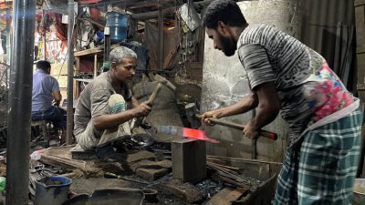 ঈদের জন্য আগে থেকেই প্রস্তুতি নিচ্ছেন কামাররা 
