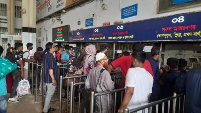 সকাল থেকেই ভীড় ছিল কাউন্টারগুলোর সামনে (ছবি: প্রতিবেদক)