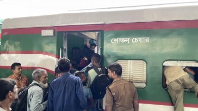 ট্রেনের ভেতরে তিল ধারণের ঠাঁই ছিল না