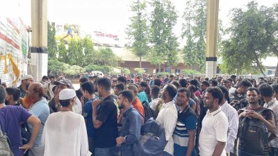 কমিউটার ট্রেন ও আন্তঃনগরের টিকিট পেতে লাইনে দাঁড়ান হাজারো মানুষ (ছবি: প্রতিবেদক)