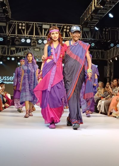 বিবি রাসেলের সঙ্গে তার নকশা করা পোশাকে মডেল।  ছবি- আয়োজক 