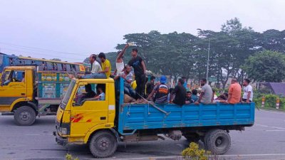 ঝুঁকি নিয়ে হলেও ঘরে ফিরছে মানুষ