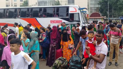 ঝুঁকি নিয়ে হলেও ঘরে ফিরছে মানুষ