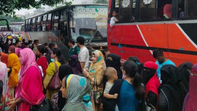 ঝুঁকি নিয়ে হলেও ঘরে ফিরছে মানুষ