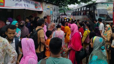 ঝুঁকি নিয়ে হলেও ঘরে ফিরছে মানুষ