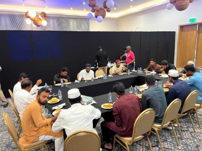 ঈদের বিশেষ খাবার খাচ্ছেন সাকিব-রিয়াদরা