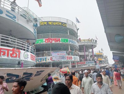 সদরঘাটে অপেক্ষারত লঞ্চ