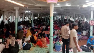 লঞ্চের ডেকেও ভিড় চোখে পড়ার মতো