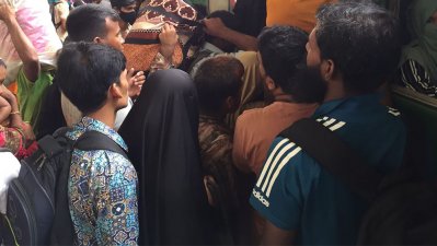 বিলম্বে আসা ট্রেনগুলোতে ঢাকা ছেড়ে যাওয়া যাত্রীদের কিছুটা ভিড় ছিল , ছবি: প্রতিবেদক