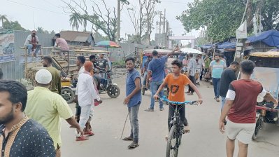 সড়ক বন্ধ করে বসেছে কোরবানির পশুর হাট