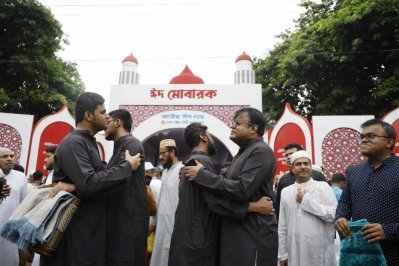 জাতীয় ঈদগাহ ময়দানে ঈদের জামাত শেষে বুকে বুক মিলিয়ে আনন্দ ভাগ করে নেন মুসল্লিরা