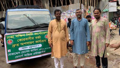 নিজের ওয়ার্ডে পশুর বর্জ্য অপসারণ কার্যক্রম তদারকি করছেন কাউন্সিলর মোকাদ্দে হোসেন জাহিদ, ছবি: প্রতিবেদক