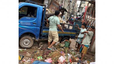 ট্রাকে বর্জ্য তুলছেন ডিএসসিসির কর্মীরা, ছবি: প্রতিবেদক