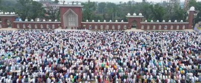 গোর-এ শহীদ ময়দানে ঈদের নামাজ আদায় করতে আসেন আশপাশের বিভিন্ন জেলার মুসল্লিরা, ছবি র‌্যাবের ড্রোন থেকে নেওয়া