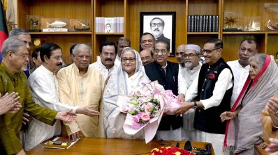 প্রধানমন্ত্রী ও আওয়ামী লীগ সভাপতি শেখ হাসিনাকে ঈদের শুভেচ্ছা জানান দলের নেতারা (ছবি: বাসস)
