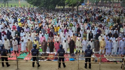শোলাকিয়ার লাখো মানুষের ঢল