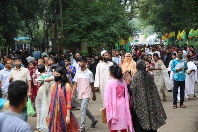 শিশুদের পাশাপাশি বড়রাও এসেছেন সময়টা উপভোগ করতে (ছবি: নাসিরুল ইসলাম)