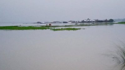 বিপদসীমার মাত্র ৩ সেন্টিমিটার নিচ দিয়ে প্রবাহিত হচ্ছে দুধকুমারের পানি