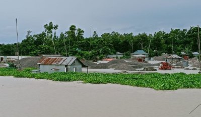 পানি ঢুকে পড়ায় রৌমারী স্থলবন্দরের কার্যক্রম বন্ধ হয়ে গেছে