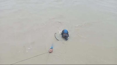 দিনভর উদ্ধার অভিযান চালিয়েছেন ডুবুরিরা