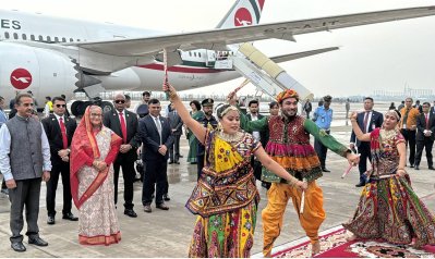 বিমানবন্দরে ভারতের একটি সাংস্কৃতিক দল ঐতিহ্যবাহী নৃত্য পরিবেশনের মাধ্যমে প্রধানমন্ত্রীকে স্বাগত জানায়। ছবি: ফোকাস বাংলা