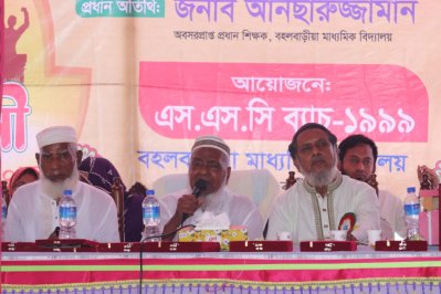 পুনর্মিলনী অনুষ্ঠানে শিক্ষকদের সম্মাননা দেওয়া হয় 