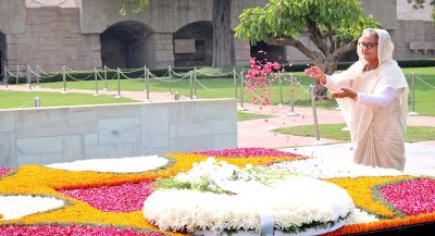 সমাধিতে ফুলের পাপড়িও ছড়িয়ে দেন প্রধানমন্ত্রী শেখ হাসিনা