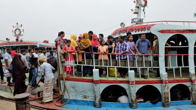 চাপ বেড়েছে দৌলতদিয়া ঘাটে, স্বস্তিতে কর্মস্থলে ফিরছেন যাত্রীরা