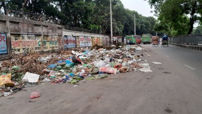 চিড়িয়াখানামুখী সড়কের যত্রতত্র ময়লা পড়ে থাকে সারা দিন 