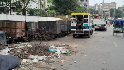 ময়লার ভ্যানগুলোও সড়কেই রাখা হয়