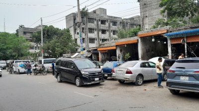 গাড়ি মেরামতের জন্য রাস্তার অর্ধেক দখল