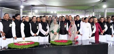 আওয়ামী লীগের ৭৫তম প্রতিষ্ঠাবার্ষিকীতে বঙ্গবন্ধু শেখ মুজিবুর রহমানের প্রতিকৃতিতে ফুল দিয়ে শ্রদ্ধা জানান শেখ হাসিনাসহ দলটির নেতারা (ছবি: বাসস)