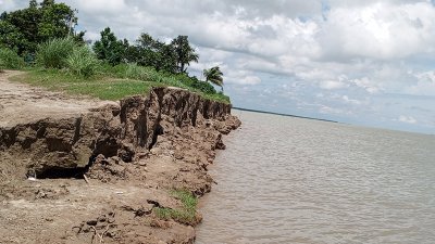 ‘নির্বাচনে যারা ভোট চাইতে আসেন, ভাঙনের সময় তাদের দেখা যায় না’