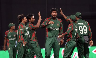 বাংলাদেশের উদযাপনের  একটি মুহূর্ত।