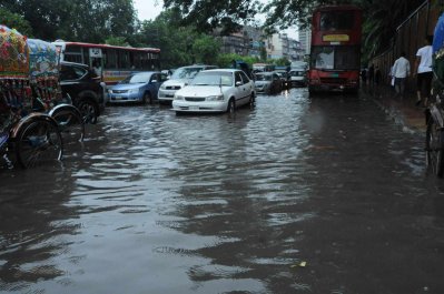 বৃষ্টির পানি জমে রাজপথে দুর্ভোগ