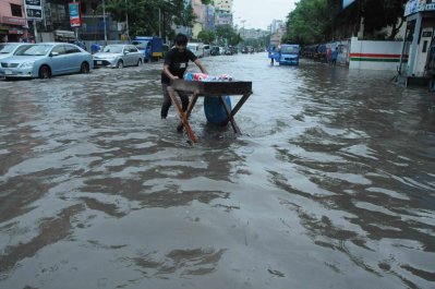 জলাবদ্ধতায় শ্রমজীবীদের দুর্ভোগ আরও বাড়ে 