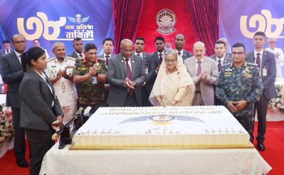 এসএসএফের প্রতিষ্ঠাবার্ষিকীর অনুষ্ঠানে কেক কাটেন প্রধানমন্ত্রী শেখ হাসিনা (ছবি: ফোকাস বাংলা)