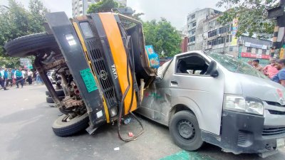 ট্রাকের কিছু অংশ পড়ে মাইক্রোবাসের ওপরে (ছবি: বাংলা ট্রিবিউন)