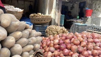 বাজারে পেঁয়াজের দাম পৌঁছেছে ১০০ টাকায়