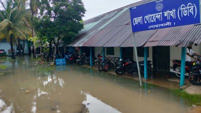 একদিনের বৃষ্টিতে নোয়াখালী পৌর এলাকায় জলাবদ্ধতা, ভোগান্তিতে লাখো মানুষ