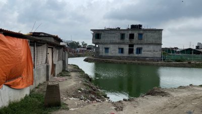 সীমানা পিলারের তোয়াক্কা না করেই স্থাপনা নির্মাণ করেছে স্থানীয় দখলদাররা 