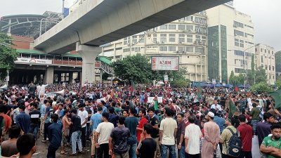 শাহবাগ মোড়ে অবস্থান নেন শিক্ষার্থীরা। ছবি: প্রতিবেদক