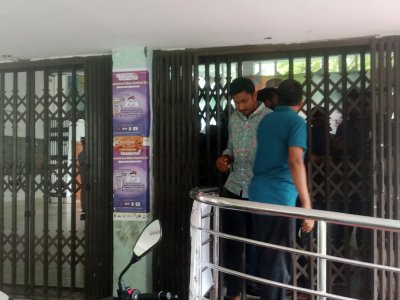 ঢাকা বিশ্ববিদ্যালয়ের হলে হলে আন্দোলনকারী শিক্ষার্থীদের বাধা দেওয়ার অভিযোগ ছাত্রলীগের বিরুদ্ধে (ছবি: সুবর্ণ আসসাইফ)