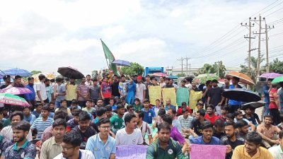 ঢাকা-চট্টগ্রাম মহাসড়কে শিক্ষার্থীদের অবরোধ, কয়েক কিলোমিটার যানজট