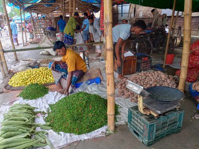 তিন কেজি চালের দামে মিলছে ১ কেজি কাঁচা মরিচ