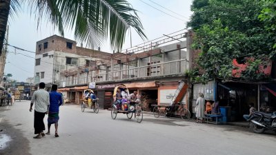 ভরাট হয়ে যাওয়া জায়গায় উঠছে দোকানপাট 