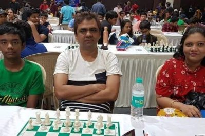 ছেলে আর স্ত্রীর সঙ্গে জিয়া।