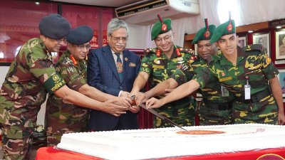অনুষ্ঠানে কেক কাটছেন রাষ্ট্রপ্রতি (ছবি: আইএসপিআর)