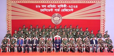 প্রেসিডেন্ট গার্ড রেজিমেন্ট কর্মকর্তাদের সঙ্গে গ্রুপ ছবিতে রাষ্ট্রপতি মো. সাহাবুদ্দিন (ছবি: আইএসপিআর)