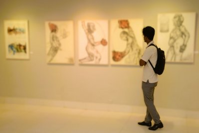 ঢাকার লা গ্যালারিতে চলছে ‘গল্পের বাস্তবতা’